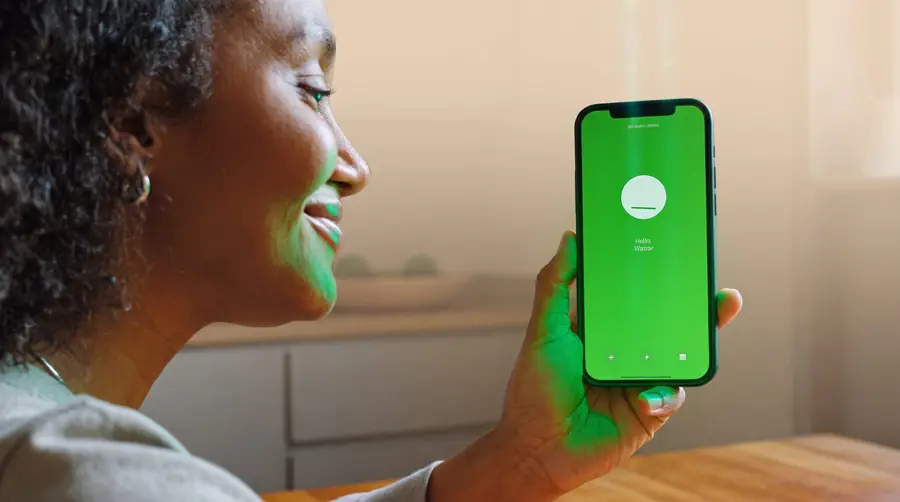 Mulher olhando o celular tocando com a luz verde acesa